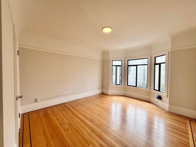 Building Photo - Top Floor 2BR/1BA + Newly Renovated Unit! ...