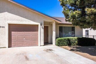 Building Photo - 3300 N Hedgewood Dr