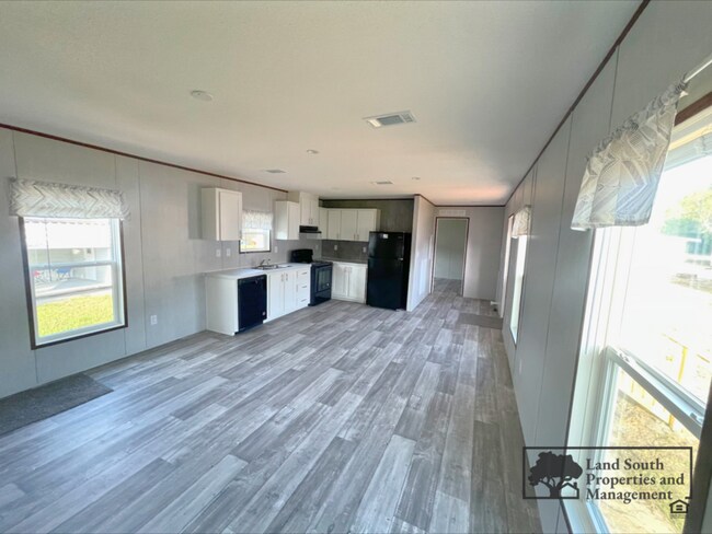 Foto del edificio - 8535 Mathews Rd