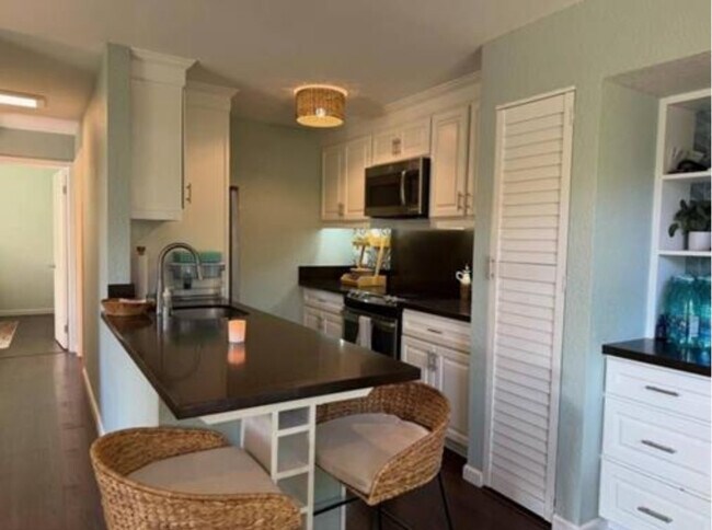 Kitchen - 140 Uwapo Rd