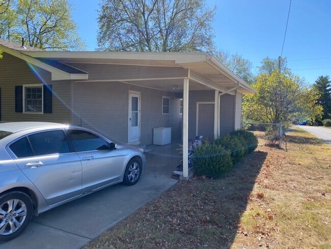 Foto del edificio - VERY NICE 3-BEDROOM 1-BATH IN WEST JOPLIN-$1250 RENT-$1250 DEPOSIT