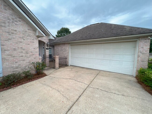 Building Photo - Move in Special!!!!!!  3 BR/2BA 1,807 Sq F...