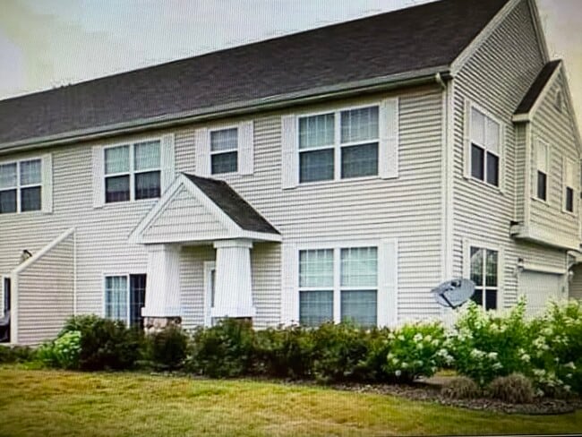 Building Photo - 4002 NE Raintree Ln