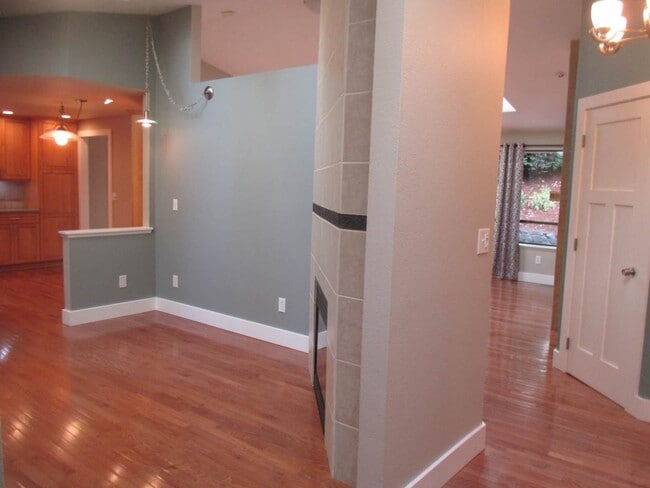 Building Photo - Beautiful 3 Bedroom Rambler located in Her...