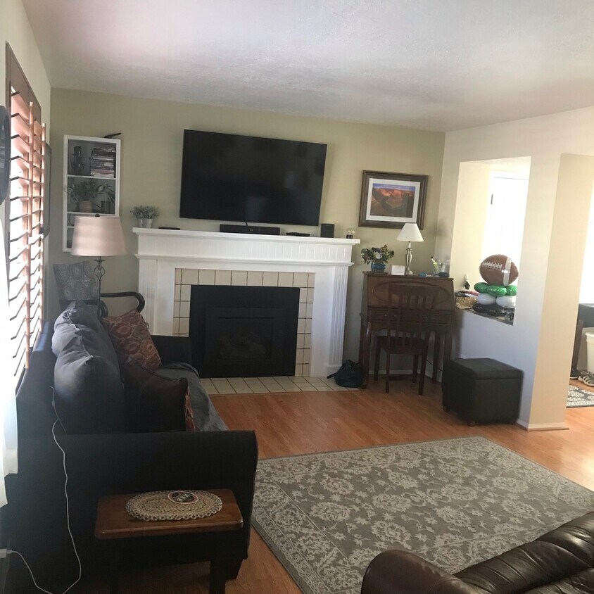 Main floor Liiving Room - Townhome fully furnished 1-2 Bedrooms Options