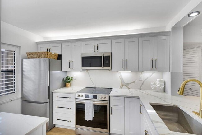 Foto del edificio - 12911 Briarlake Dr