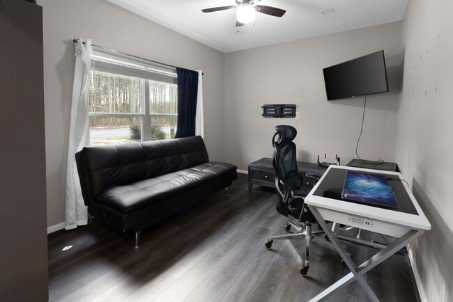 Building Photo - 4 Bed 2.5 Bath