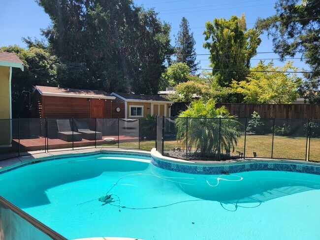Building Photo - Incredible North Gate  Rancher with Pool