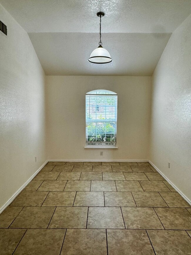 Foto del edificio - Spacious 4 Bedroom 2 Bath