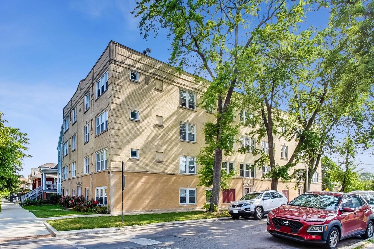 Primary Photo - 3216 W Berteau Ave
