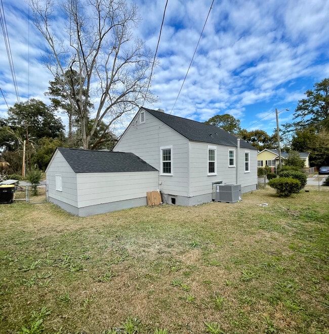 Building Photo - 1401 NE 36th St