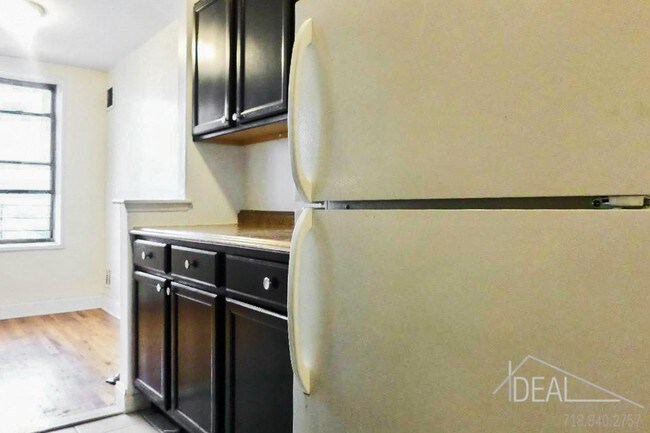 Building Photo - No Fee XL 1 bedroom !!!