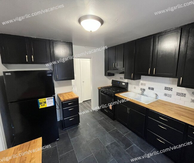 Building Photo - 3 spacious bedrooms, 2 full bathrooms home...