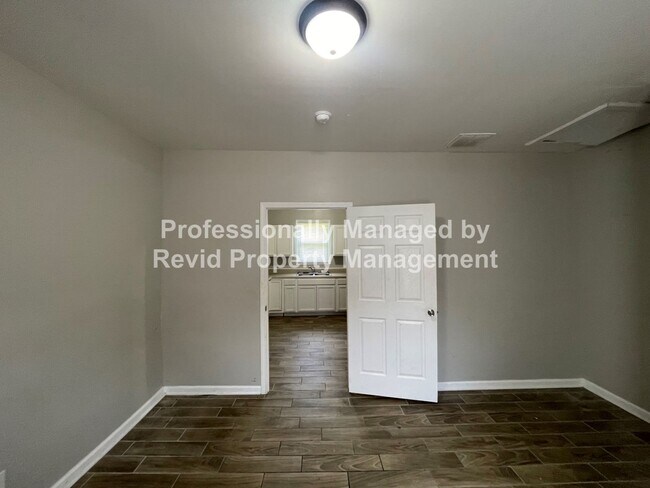 Building Photo - SECTION 8 ACCEPTED