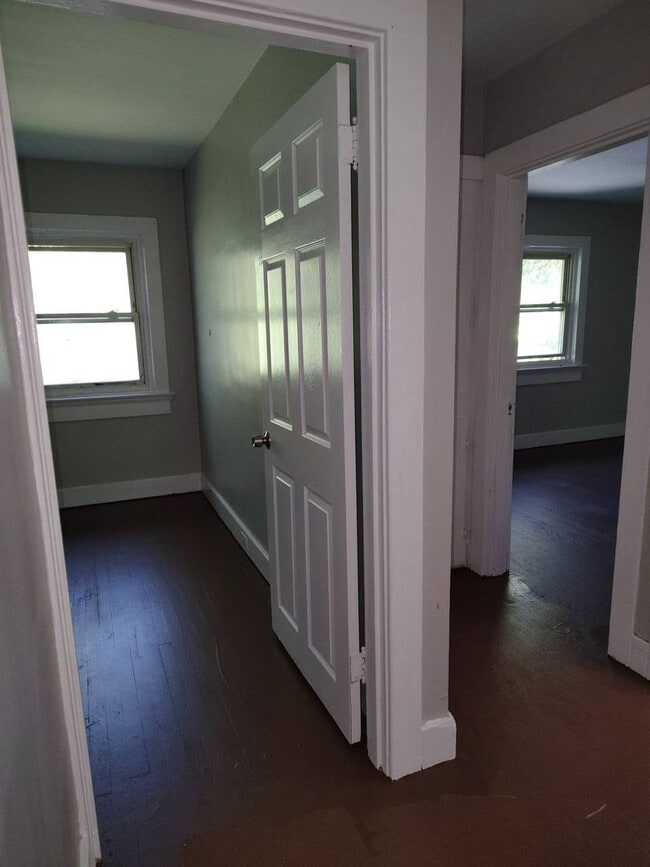 Building Photo - Spacious & Affordable 3-Bedroom