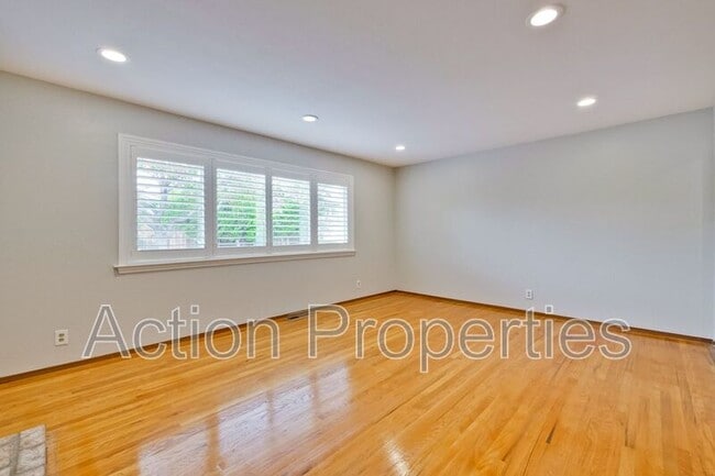 Building Photo - 1650 Goldfinch Way