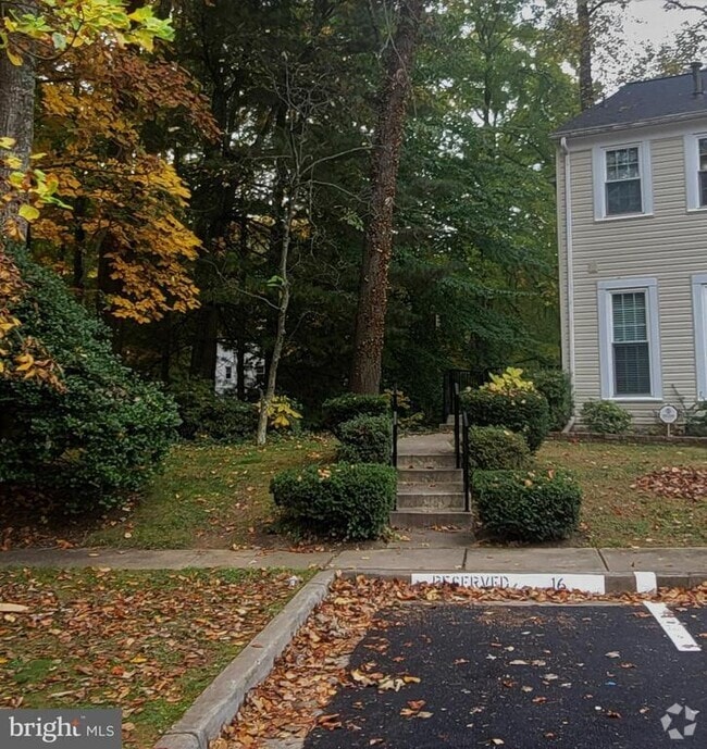 Building Photo - 9446 Cloverdale Ct