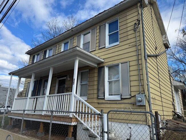 Foto del edificio - 3 bedroom, 1 bath, 2 story single family house