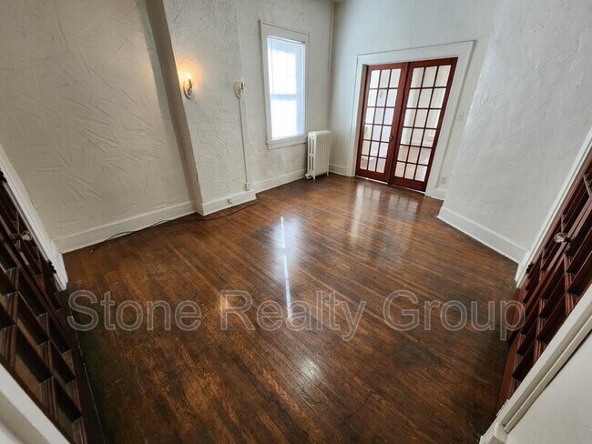 Building Photo - 514 S 5th St