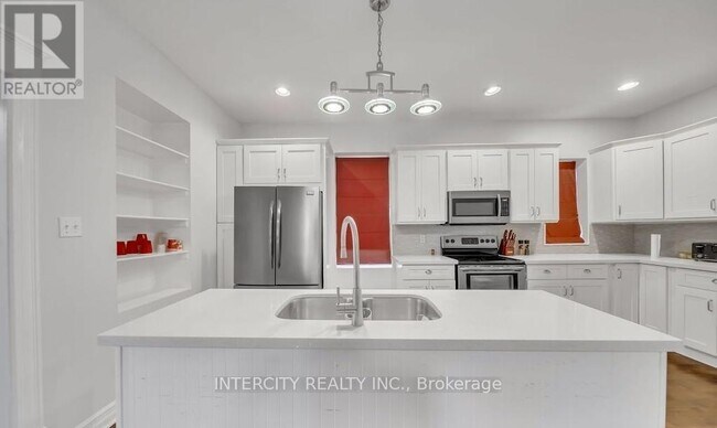 Photo du bâtiment - 8731 Wellington Rd 124