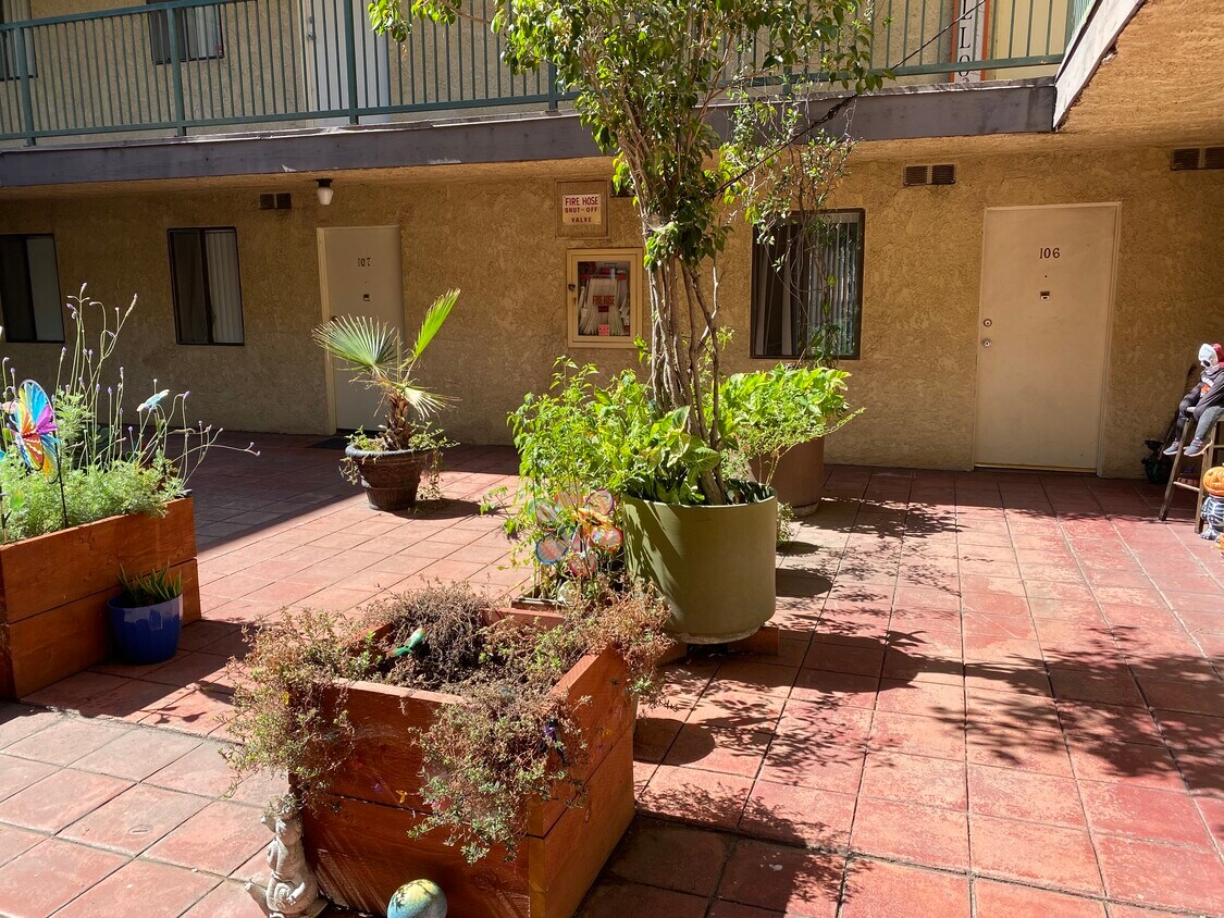 Foto principal - 6827 Whitsett Ave