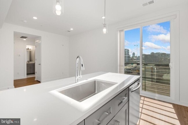 Building Photo - 304 Master St