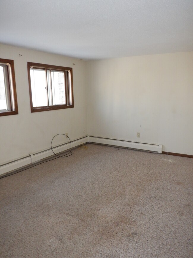 Building Photo - 104 Village Dr