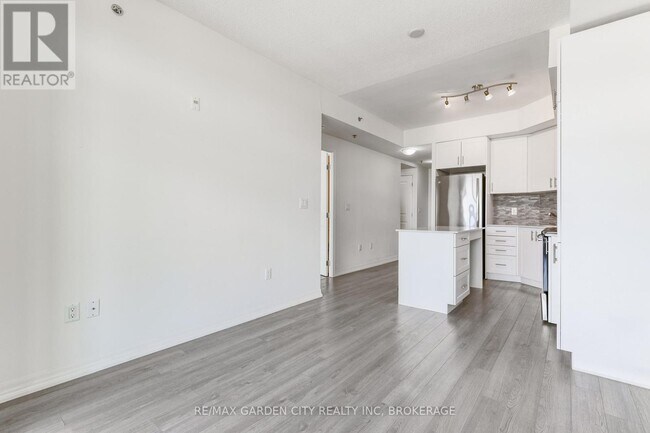 Photo du bâtiment - 560 N Service Rd