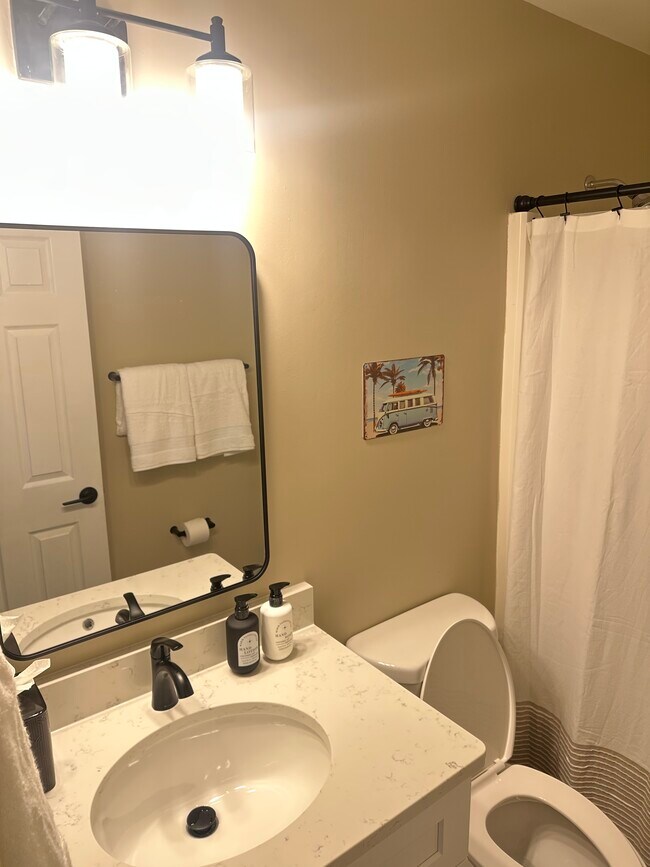 ¡Baño completamente renovado y súper limpio! - 603 Wagon Wheel Rd