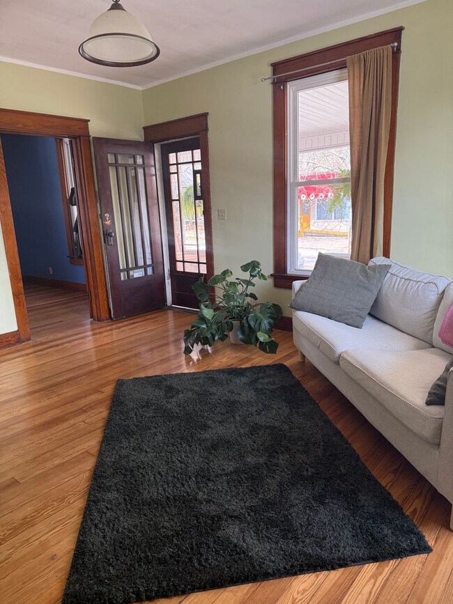 Foto del edificio - Charming Bungalow in Prospect Hill: Your P...