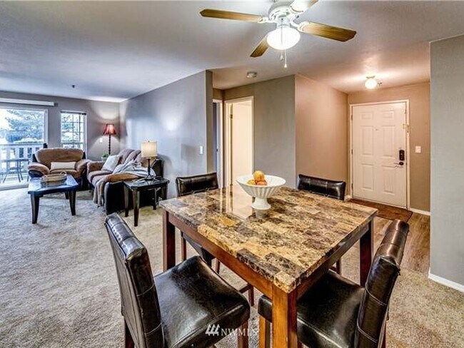 Foto del edificio - 2 Bedroom Condo in Everett