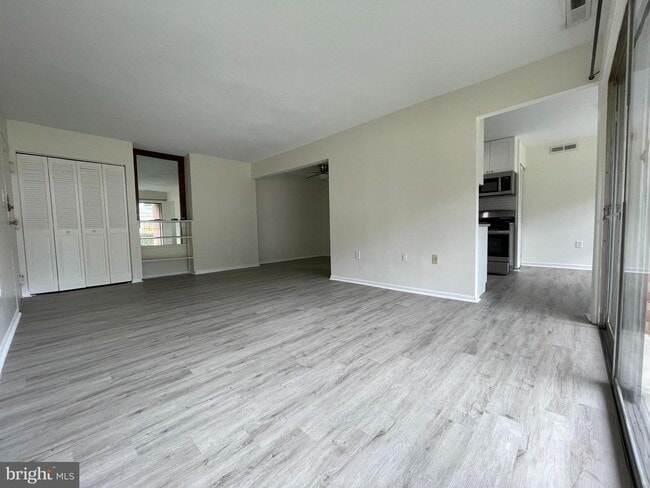 Building Photo - 868 College Pkwy