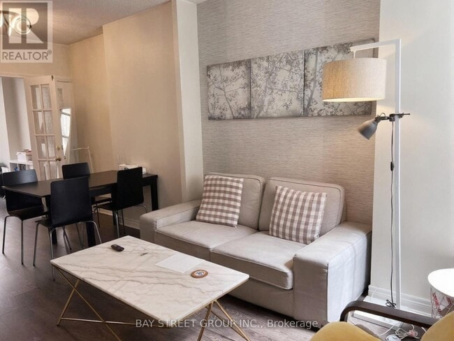 Photo du bâtiment - 55 Bloor St E