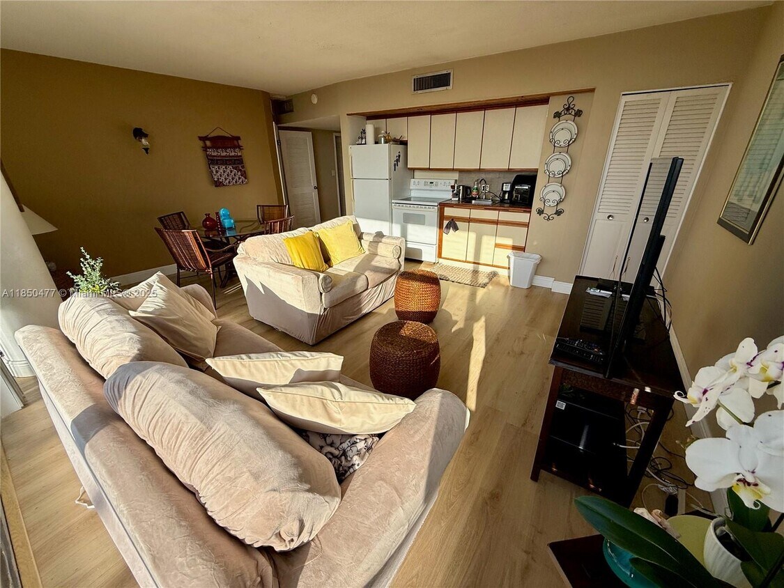 Foto principal - 900 Bay Dr