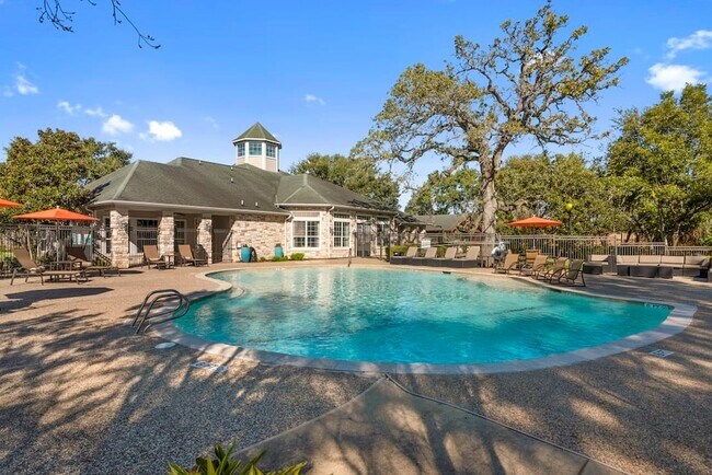 Building Photo - 3101 Vista Dr