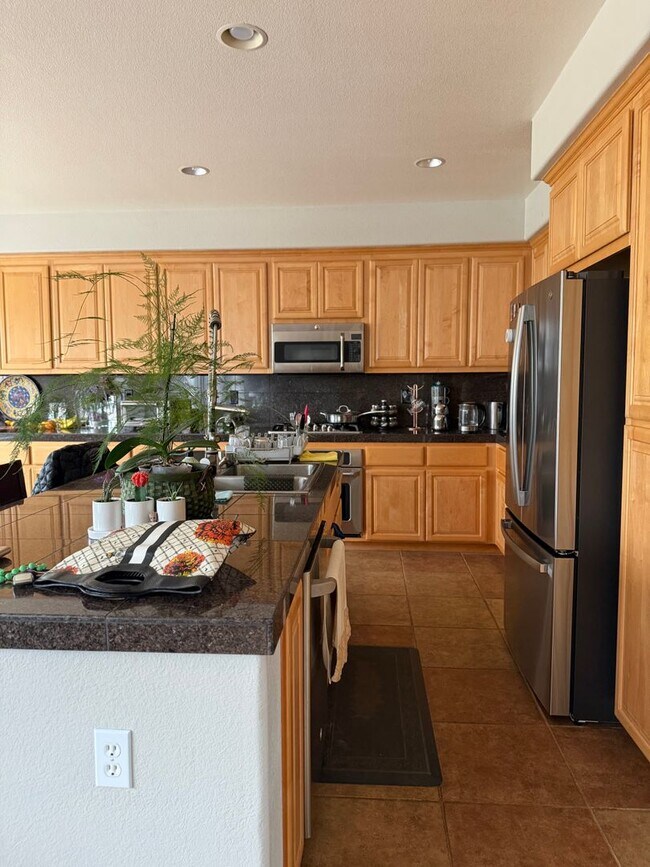 Building Photo - Gorgous 4 bedroom, 3 full bath home with pool