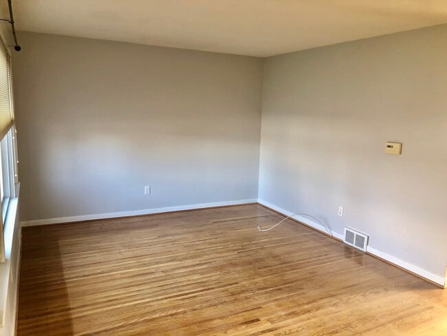 Building Photo - 129 Roselawn Cres