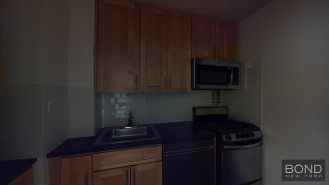 Building Photo - 240 E 35th St