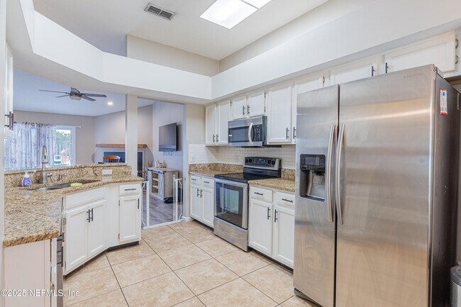 Foto del edificio - 12582 Hickory Lakes Dr S