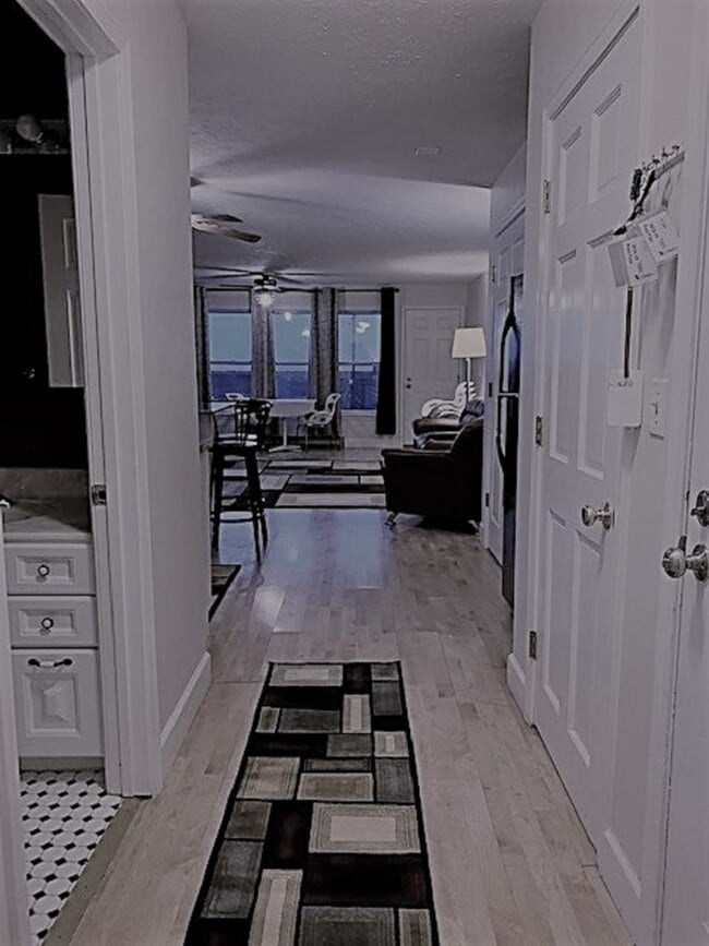 Building Photo - 212 W Lakeshore Dr