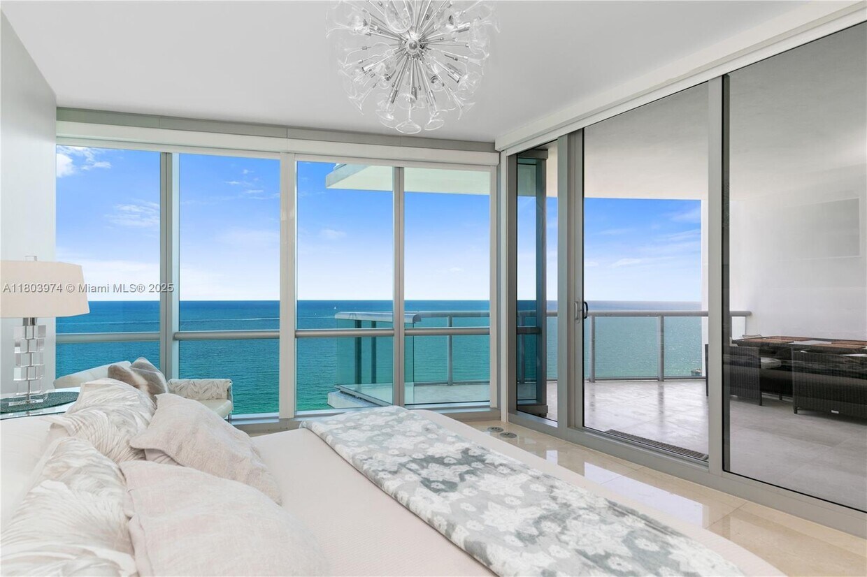 Foto principal - 17121 Collins Ave