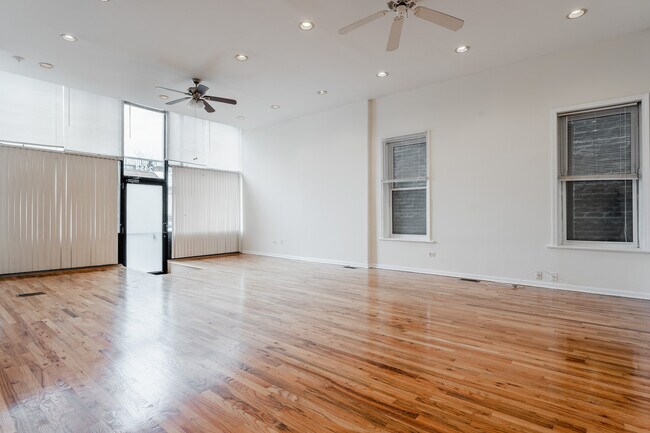 Foto del edificio - 2452 N Southport Ave