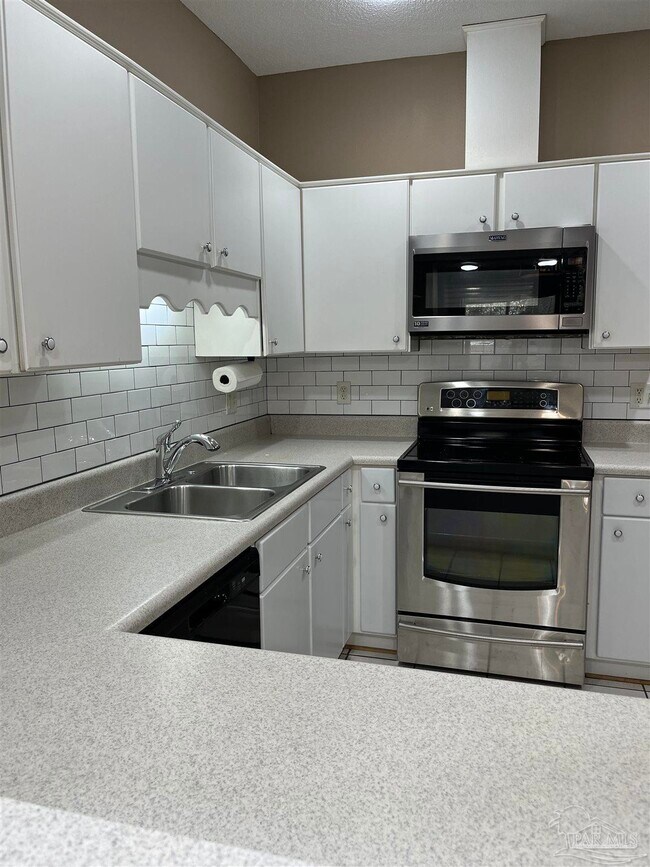 Foto del edificio - 7320 Mangum Dr