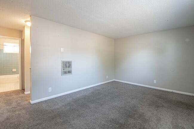 Foto del edificio - 811 Golf View Pl