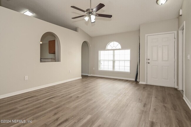 Building Photo - 5645 English Oak Dr