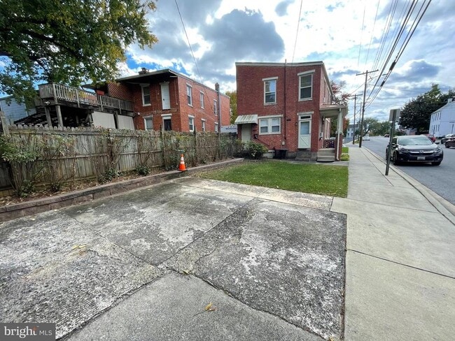 Building Photo - 214 Center St