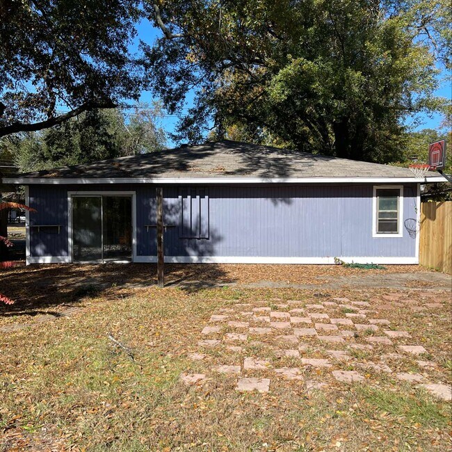 Building Photo - 303 Pelican Dr