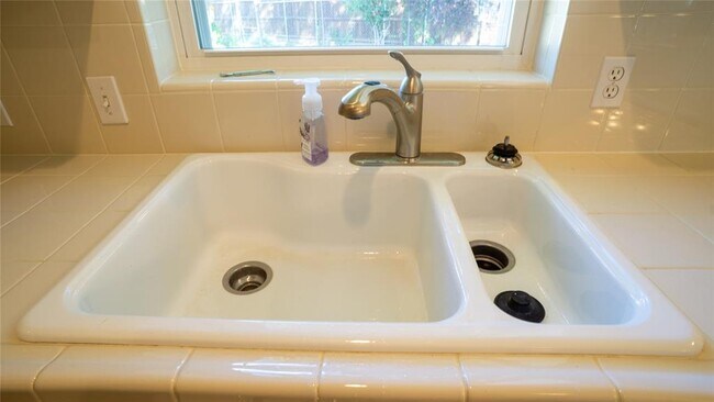 Building Photo - 9753 Mixon Dr