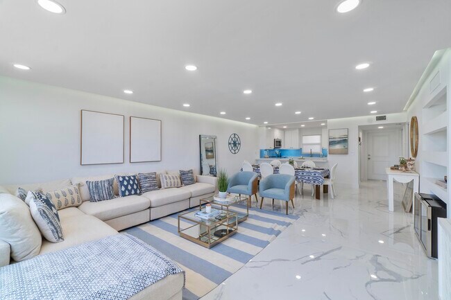 open concept living/dining/kitchn - 711 N Birch Rd