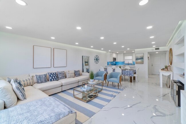open concept living/dining/kitchn - 711 N Birch Rd